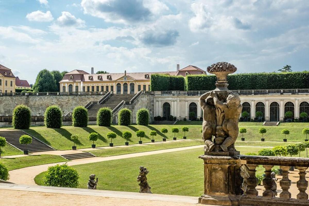 una estàtua davant d'un edifici amb jardí
