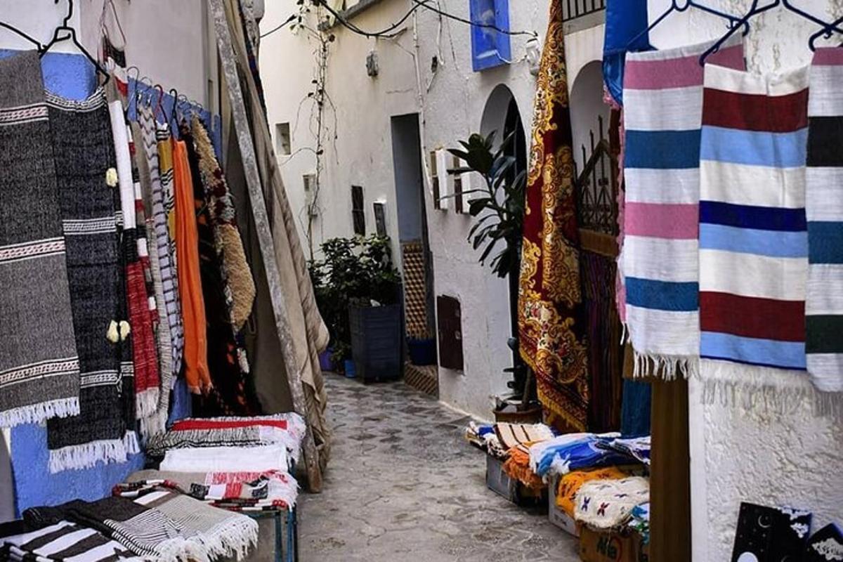 eine schmale Gasse mit ausgestellten Decken und Steppdecken