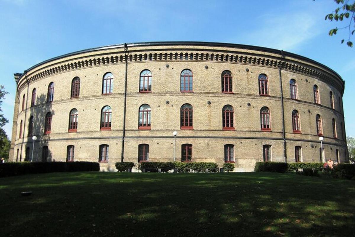 velká budova s travnatým polem před ní