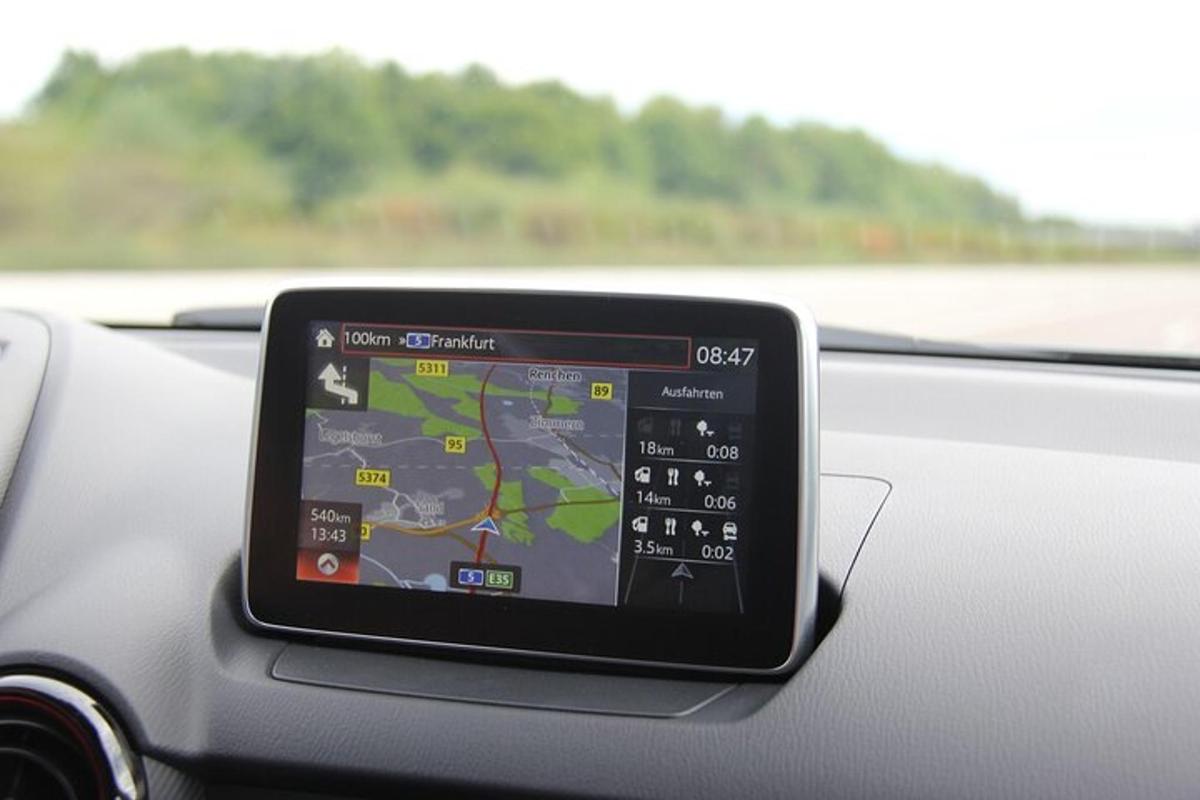 un tablet sul cruscotto di un'auto