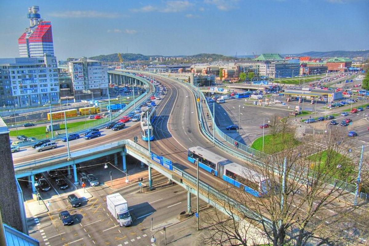 valtatie, jolla kulkee juna kaupungissa