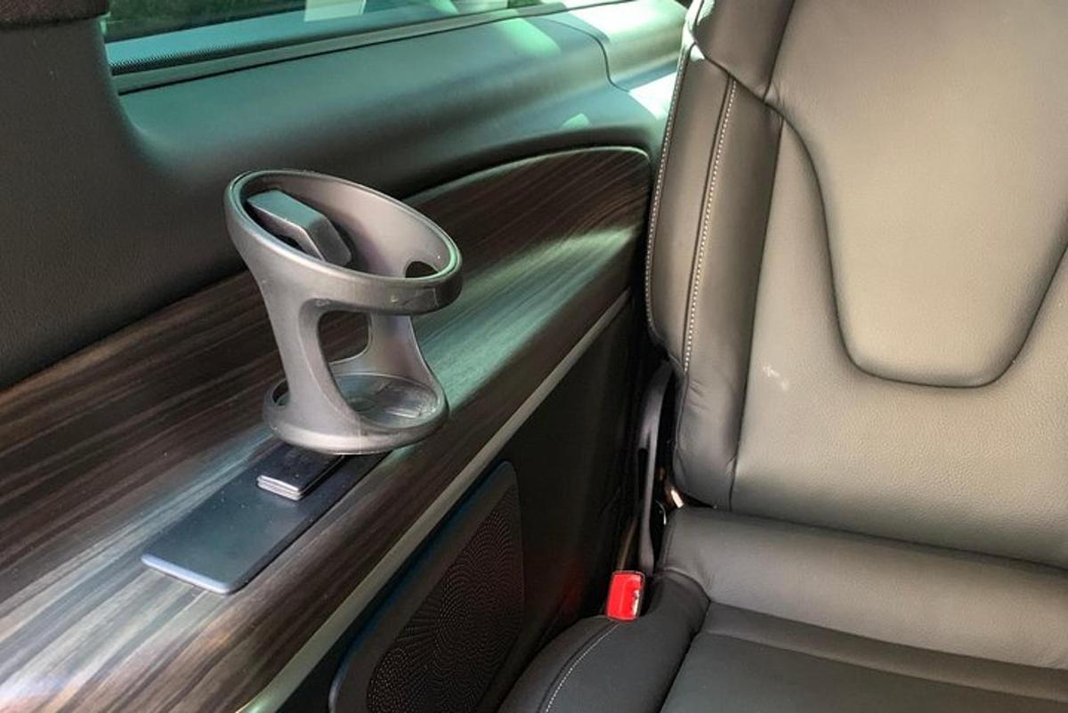 um assento na parte de trás de um carro