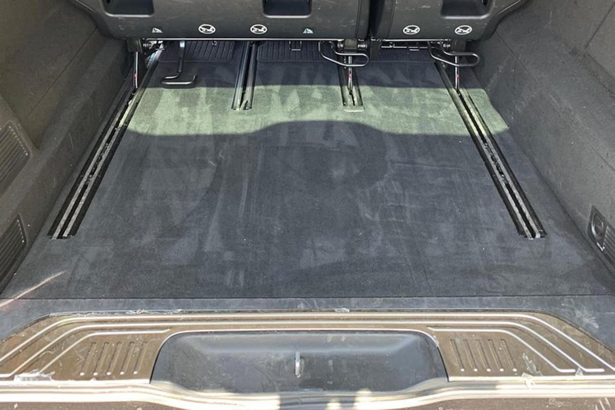 tempat duduk belakang kereta dengan tempat duduk belakang di bawah