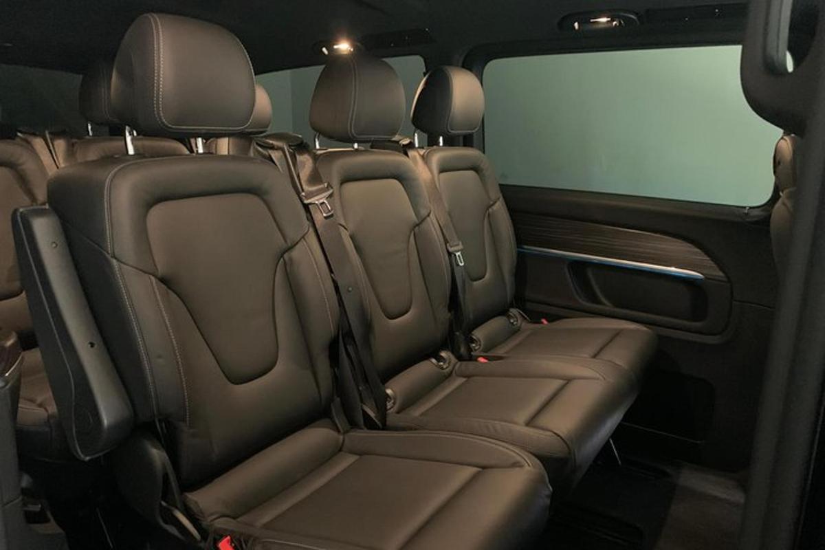 pemandangan tempat duduk belakang kereta