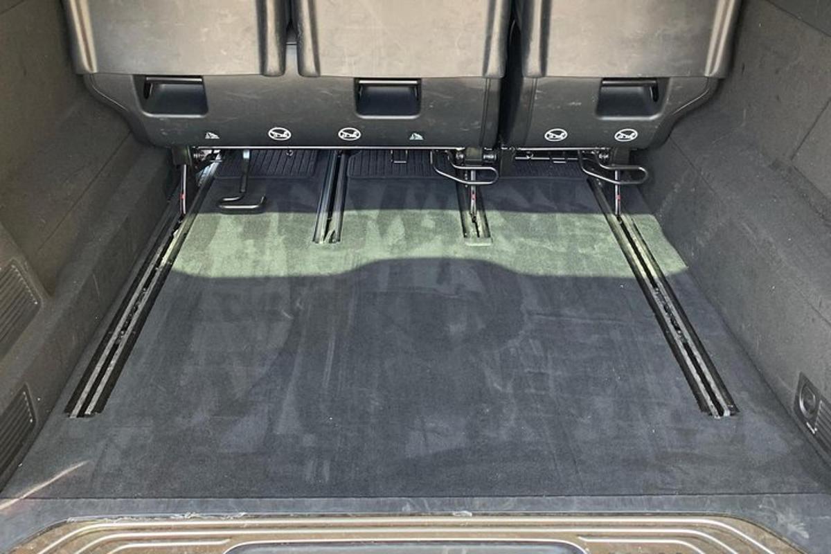 uma vista de dentro de um carro com o para-brisa traseiro