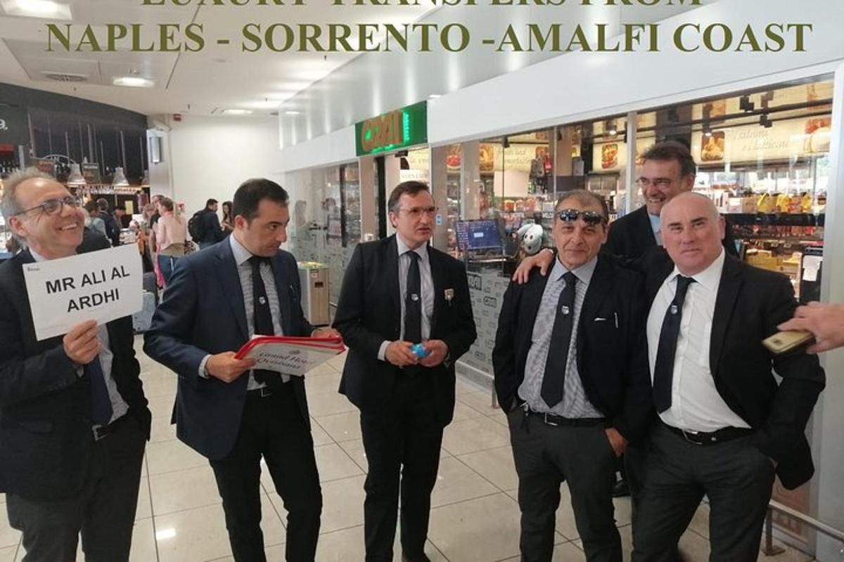 un grup d'homes amb vestit dret en una botiga