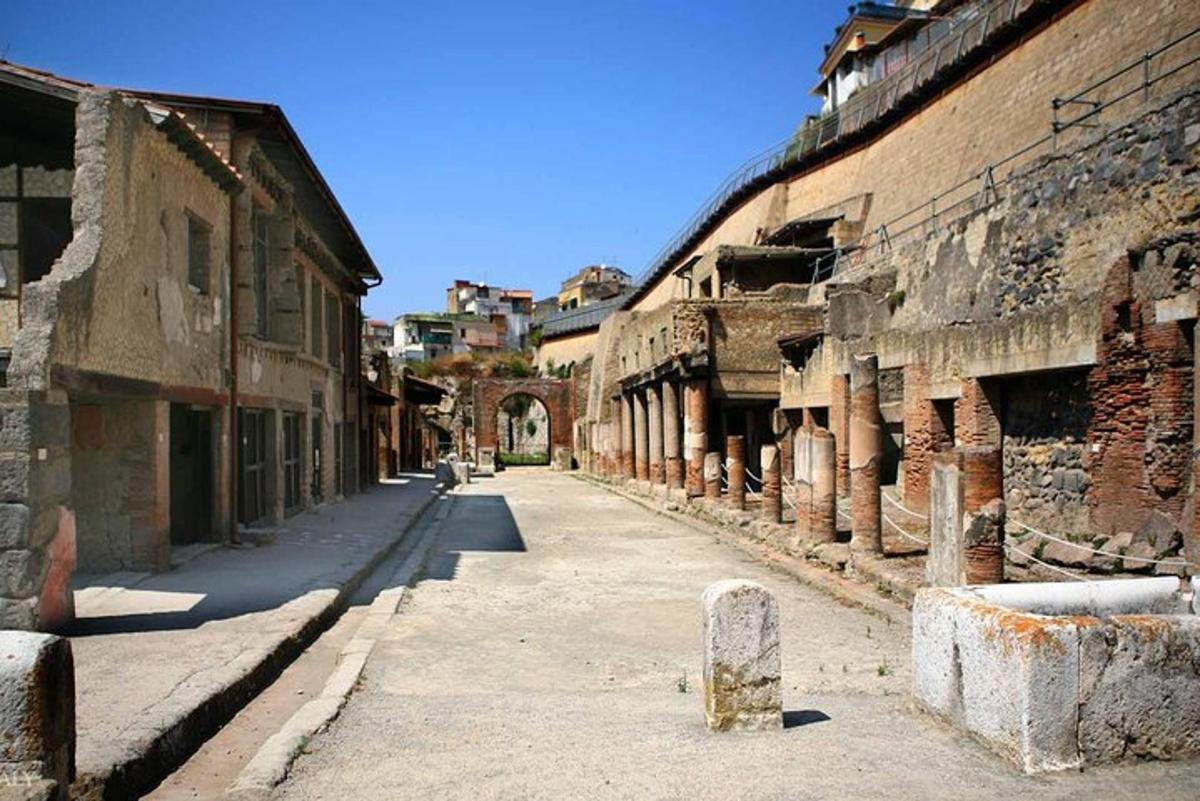 jalan kosong di kota tua dengan gedung-gedung