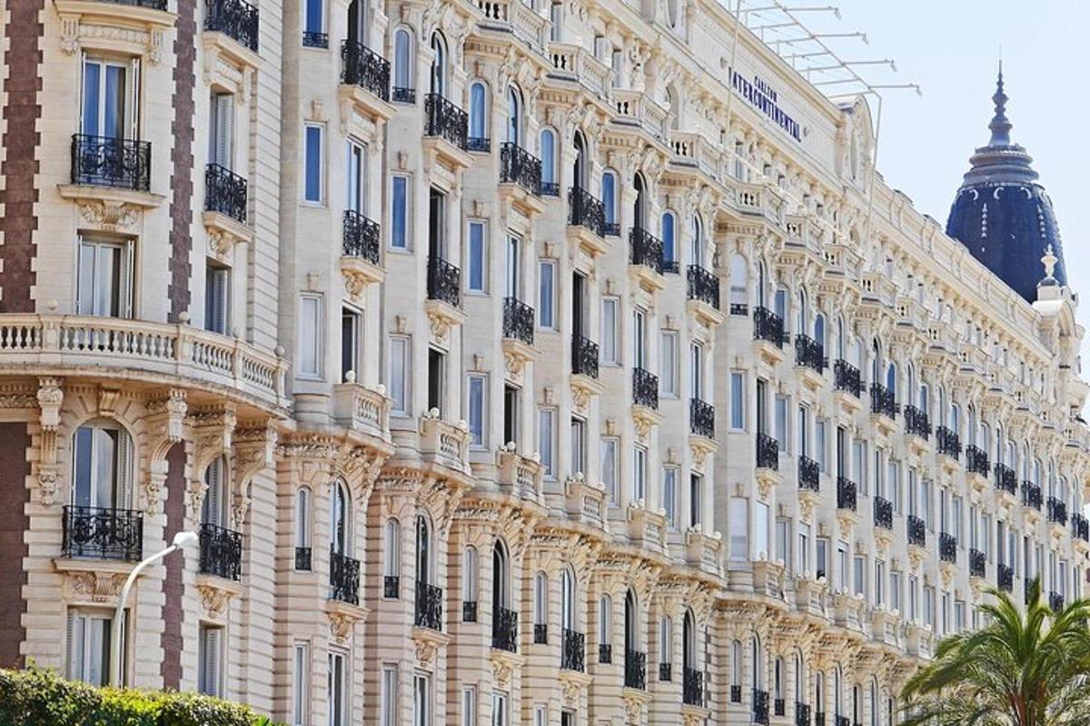 un grande edificio bianco con balconi su una strada