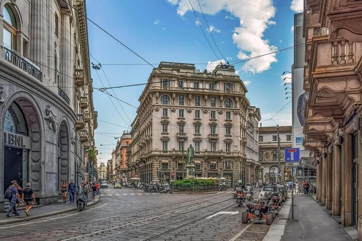 o stradă de oraș cu clădiri și oameni pe biciclete