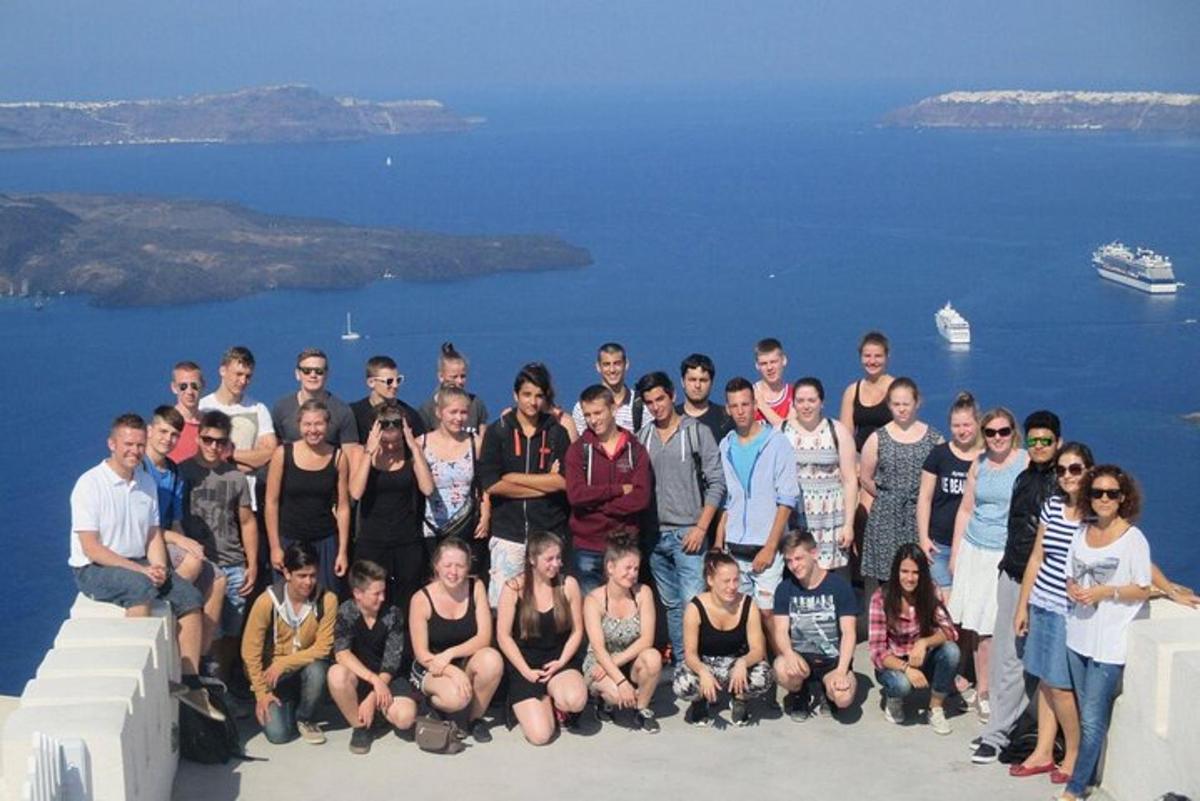 skupina lidí pózujících pro fotografii na římse