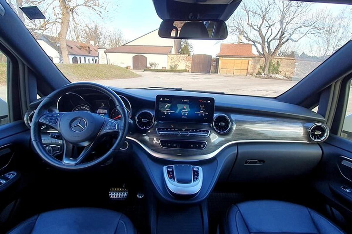 pohled na volant a palubní desku automobilu