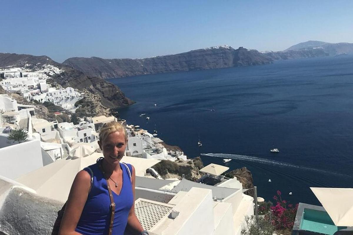 žena stojící na útesu s výhledem na oceán