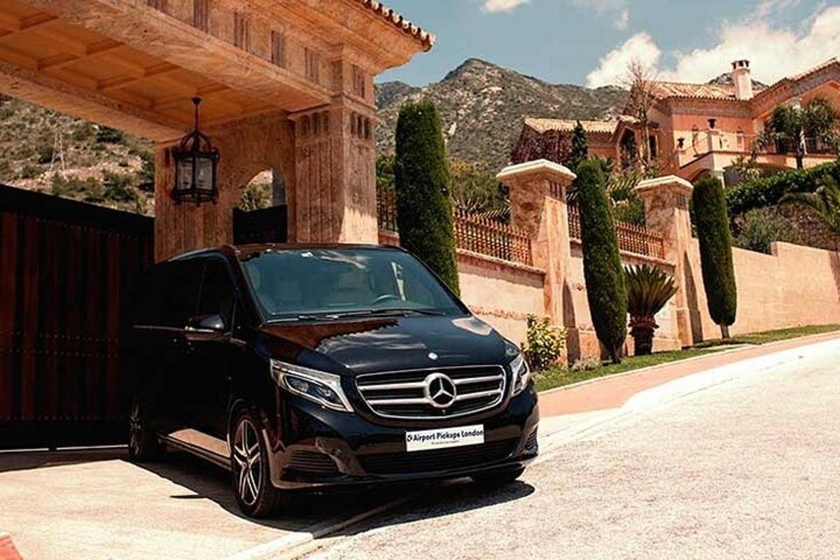 um carro preto estacionado em frente a uma casa