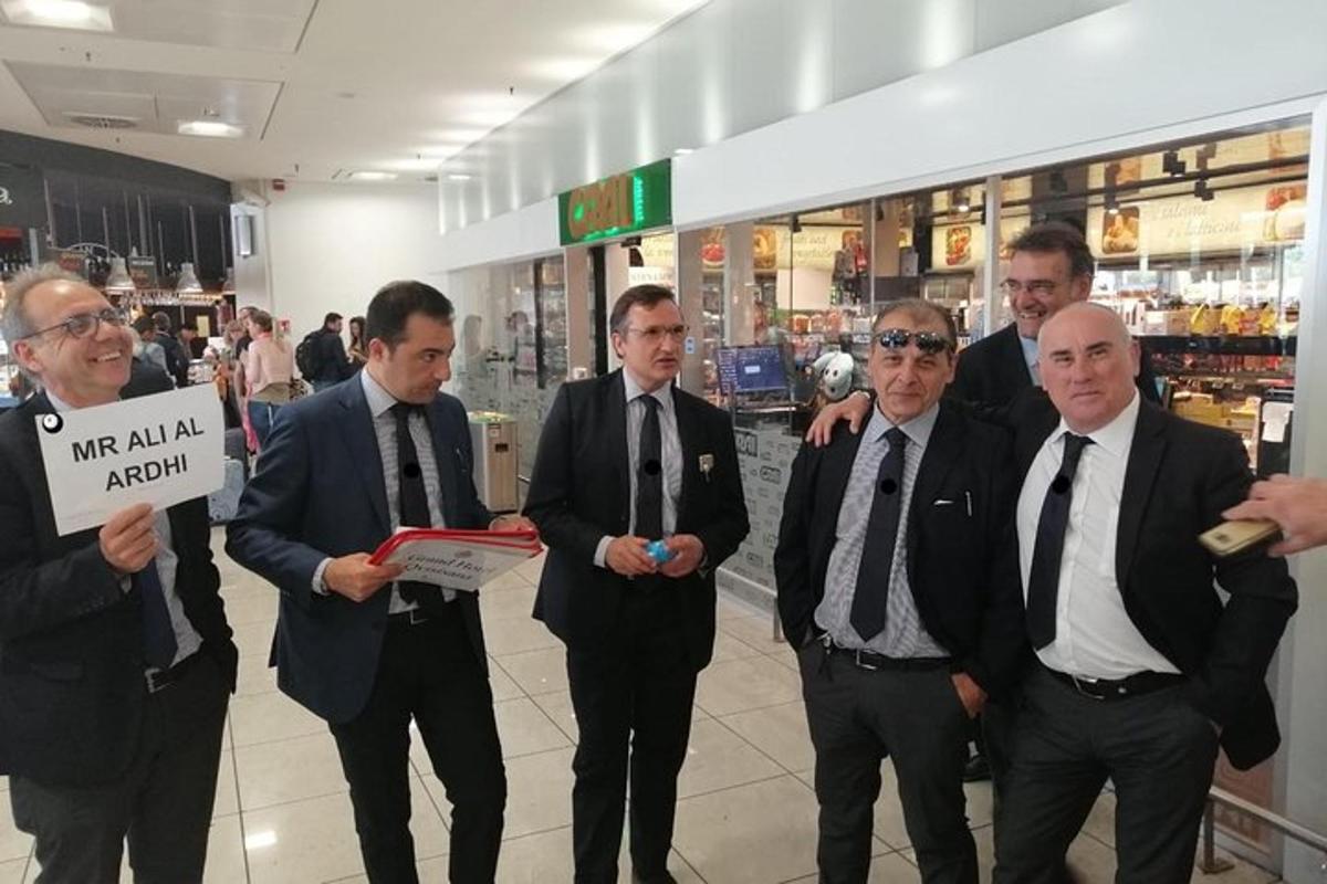 група мушкараца у оделима стоје у продавници