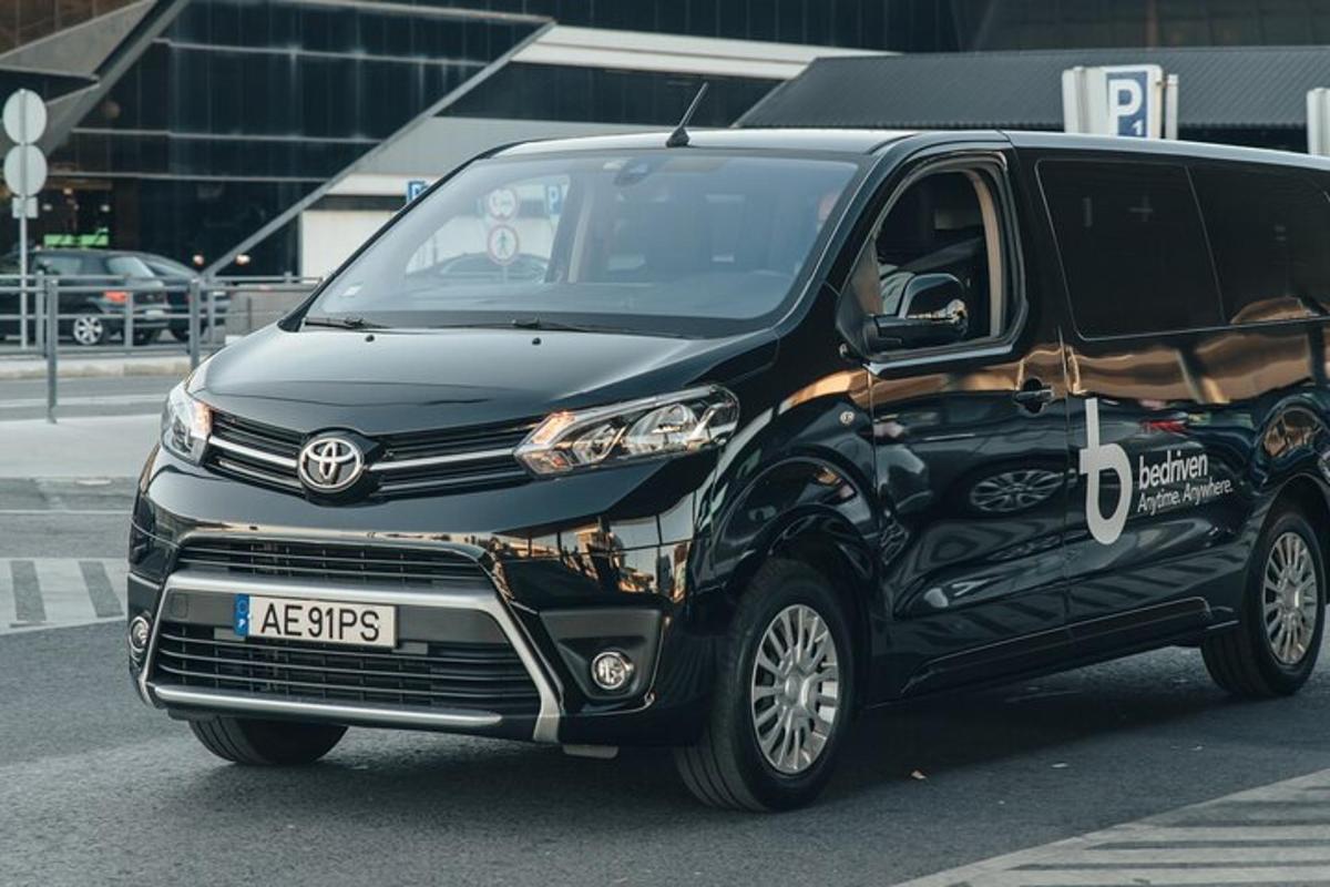 un furgone nero parcheggiato in un parcheggio