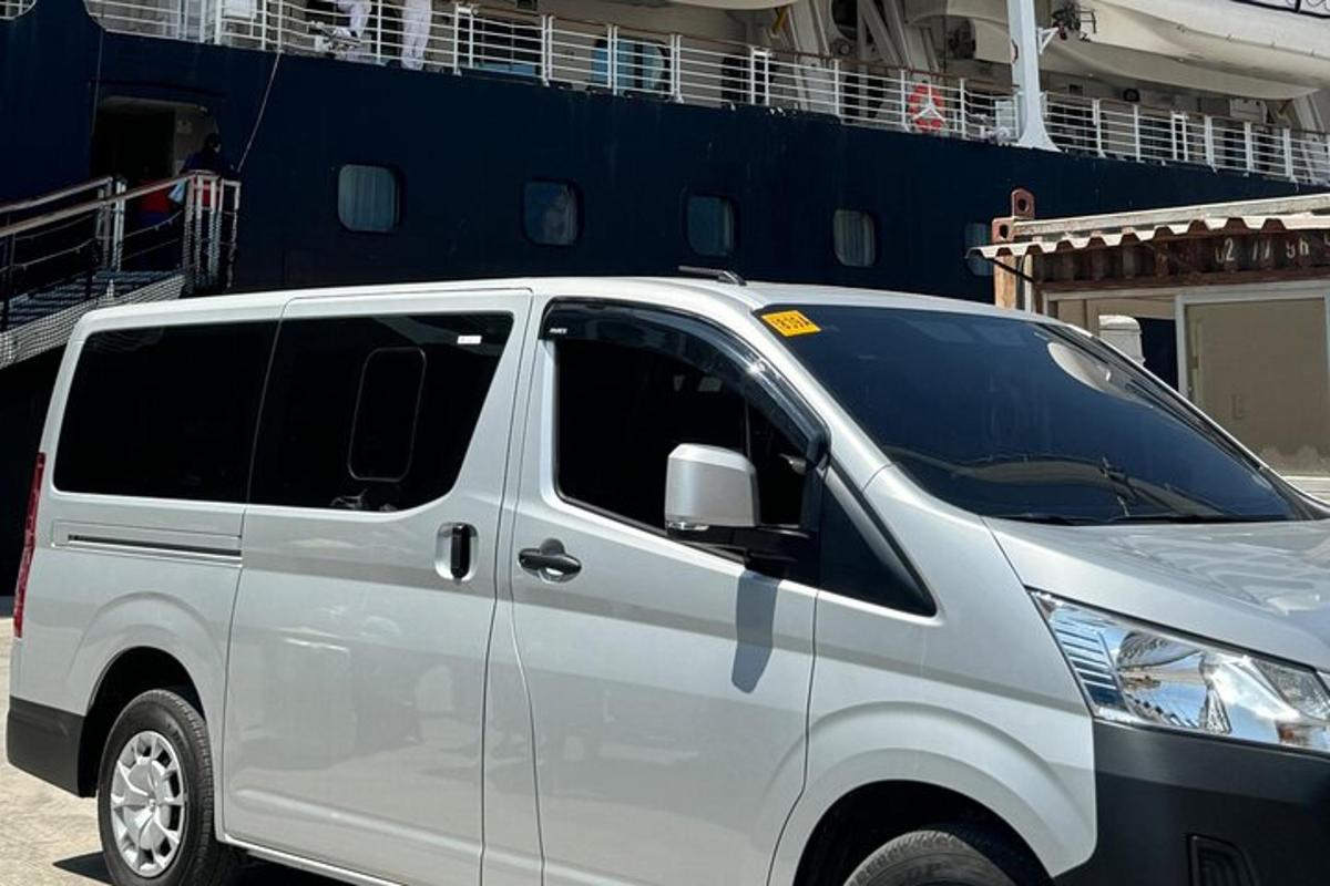bijeli kombi parkiran ispred zgrade
