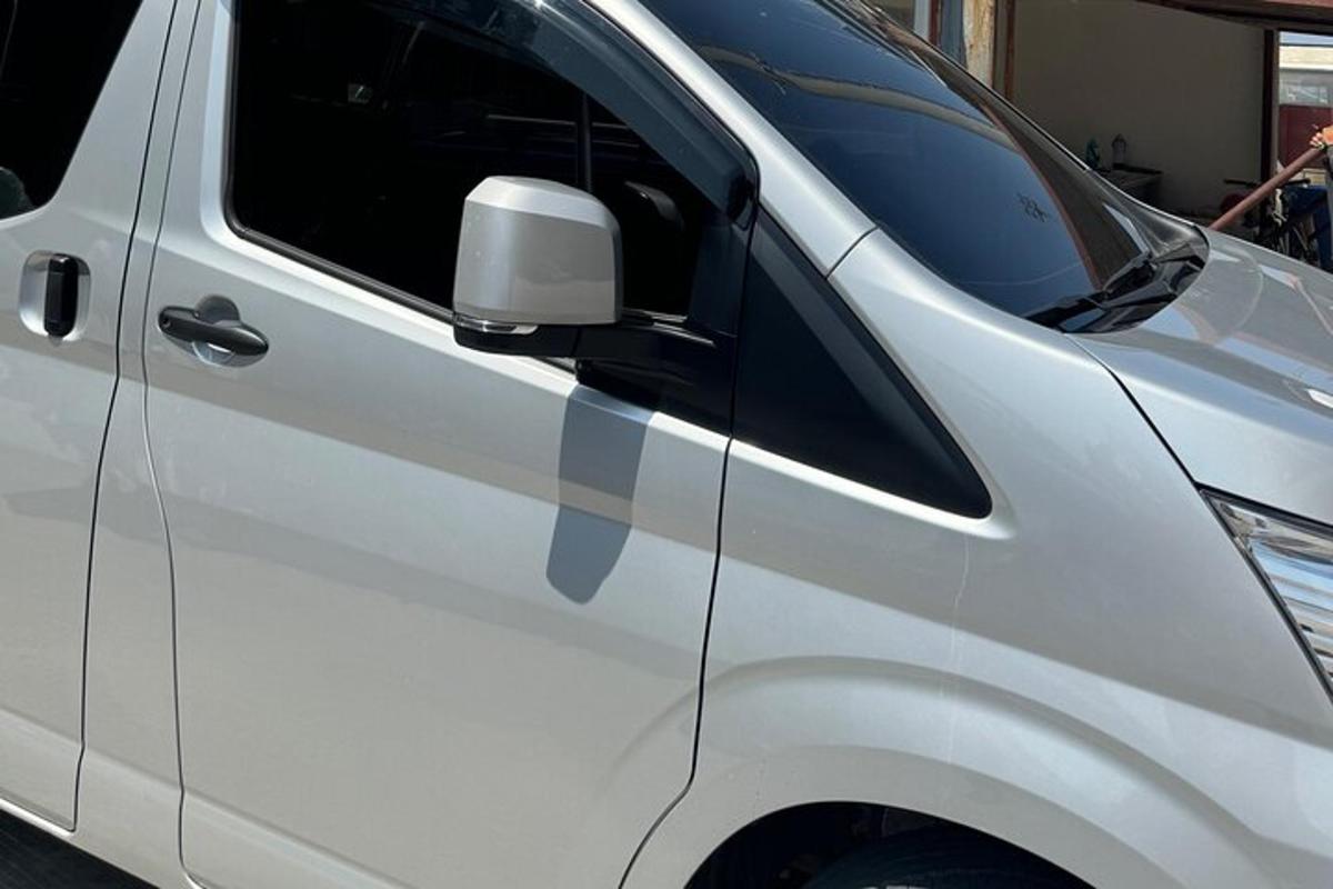 o mașină albă este parcată într-un garaj