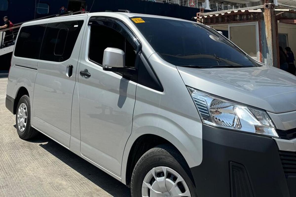 un furgone bianco parcheggiato in un parcheggio
