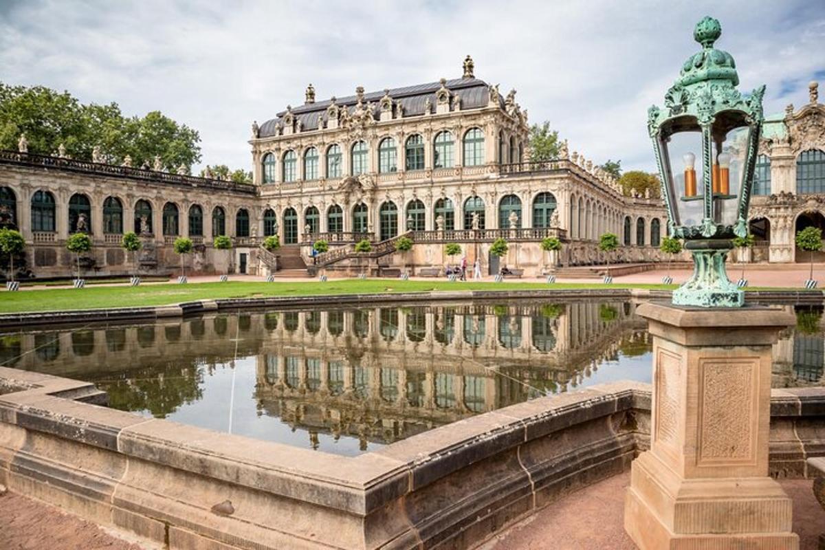 un edifici amb una font davant d'un edifici