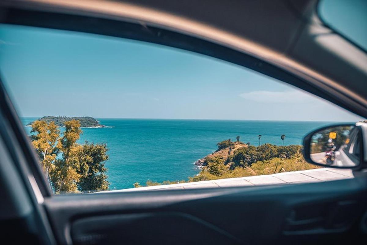 pogled na ocean skozi okno avtomobila