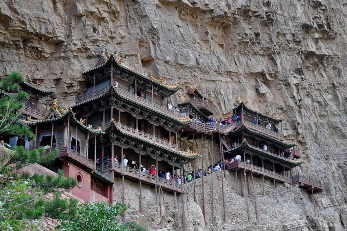un edificio en la ladera de una montaña