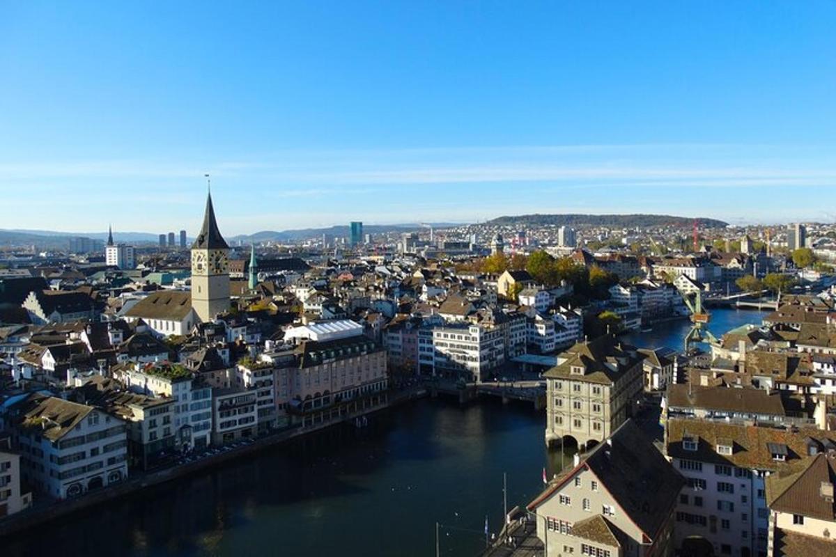 una vista aérea de una ciudad con un río