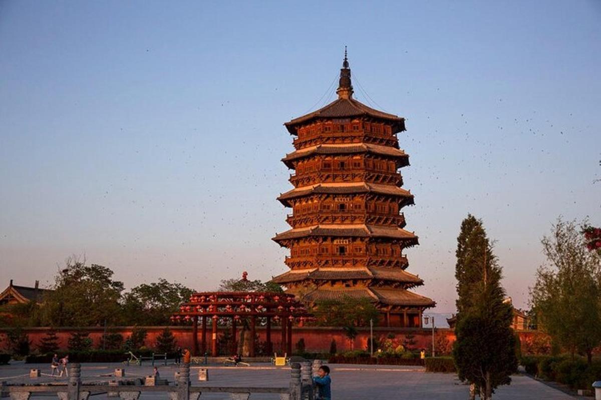 Un gran edificio con una torre en un parque.