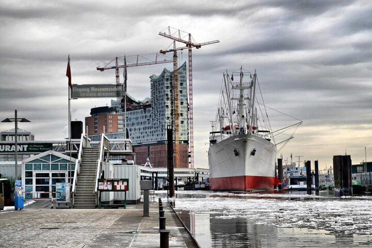 en stor båt ligger fortøyd i en havn