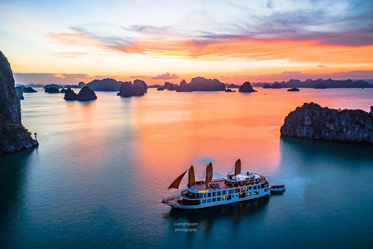 um navio de cruzeiro na água ao pôr do sol