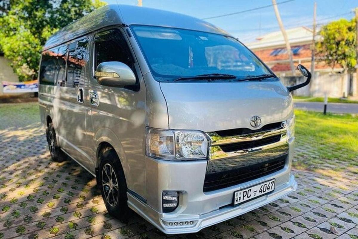 kõnniteele on pargitud hõbedane kaubik