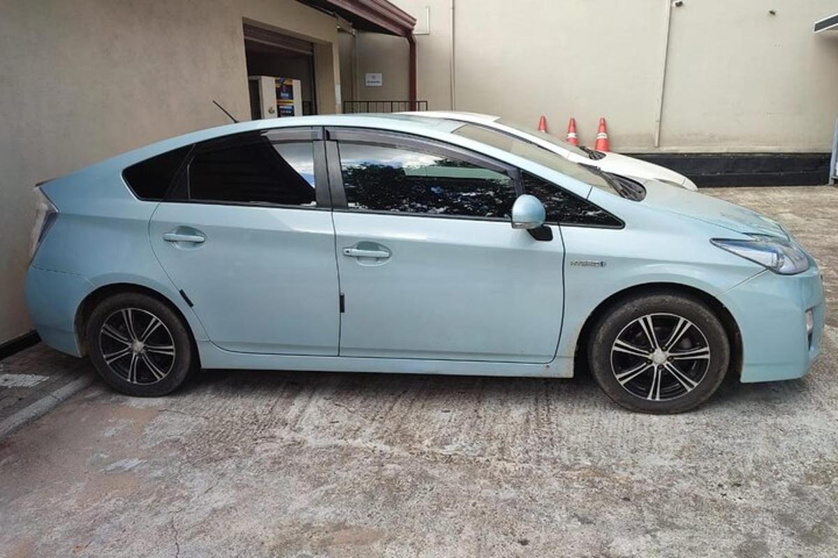 valge auto pargitud parklas