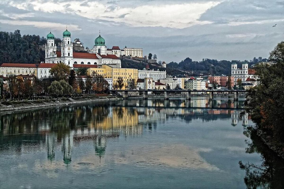 uma vista de uma cidade com um rio e edifícios