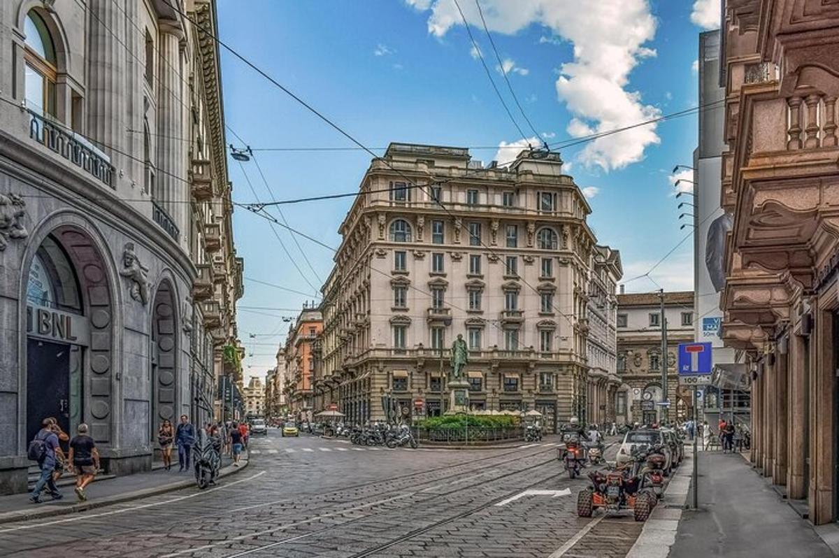 mestna ulica z zgradbami in ljudmi na kolesih