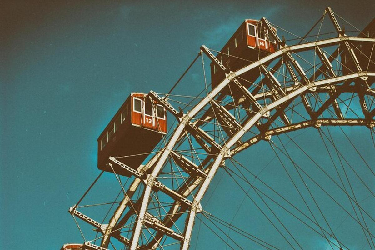maailmanpyörä, jossa on kaksi junavaunua