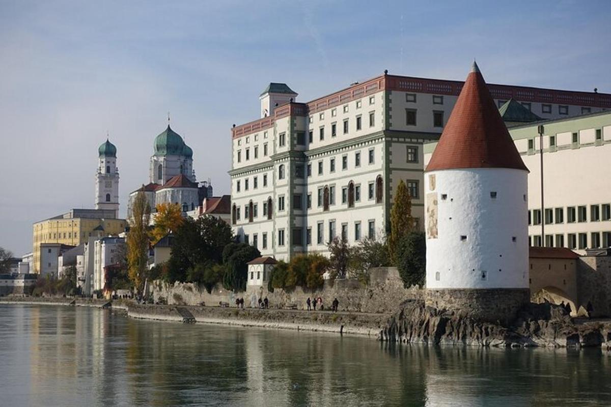 budynek z wieżą nad rzeką