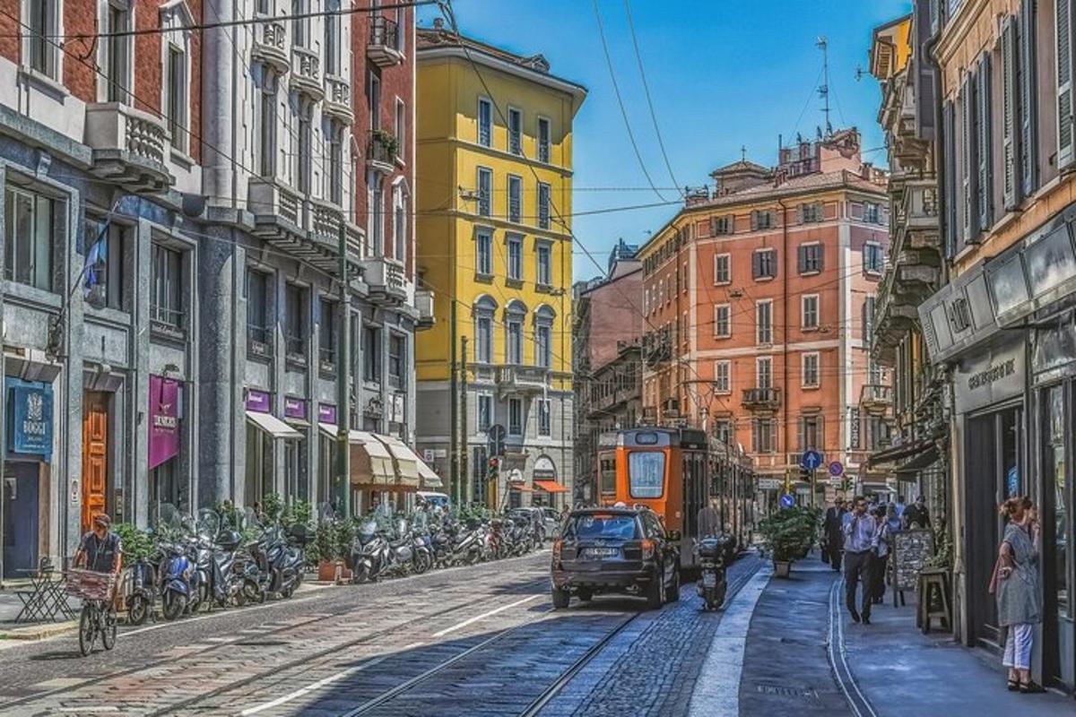 tramvaj na městské ulici s budovami