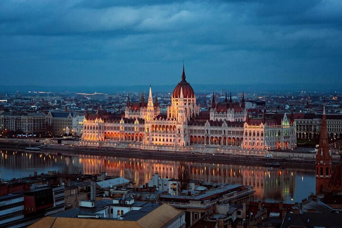 un edificio del parlamento illuminato di notte vicino all'acqua