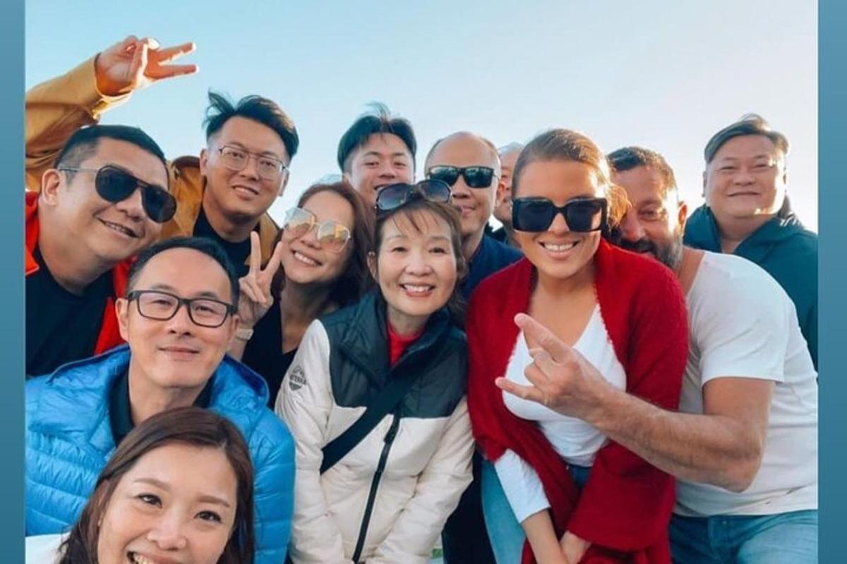 un grup de persones posant per a una foto
