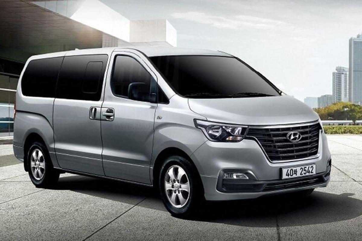 sebuah van perak diletakkan di tempat letak kereta