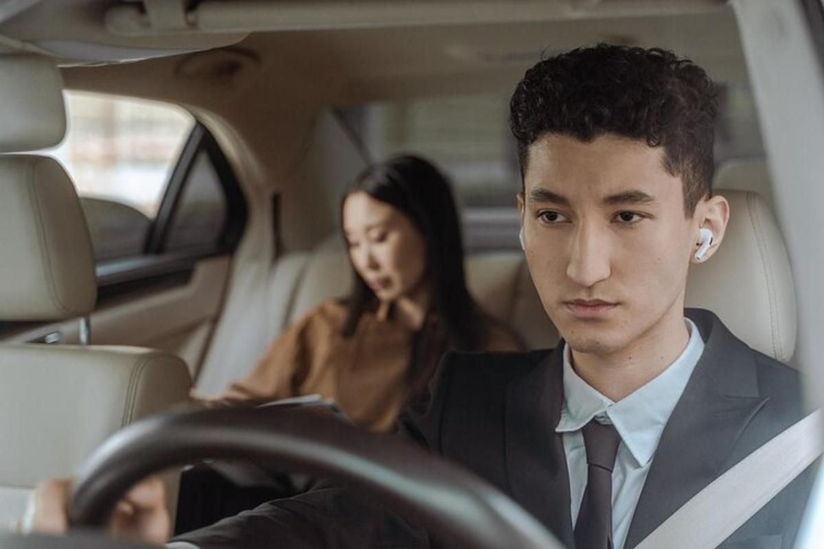Un hombre y una mujer sentados en un coche