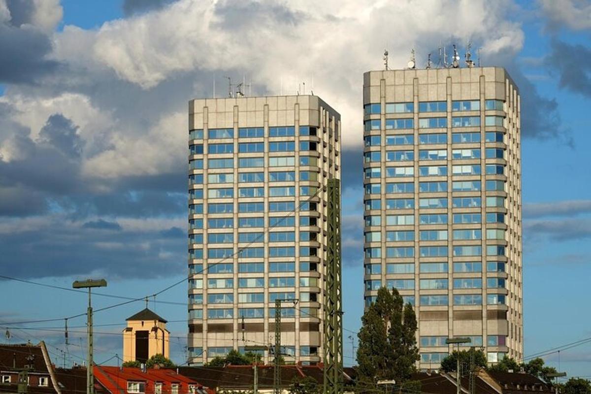 dvije visoke zgrade u gradu sa zgradama