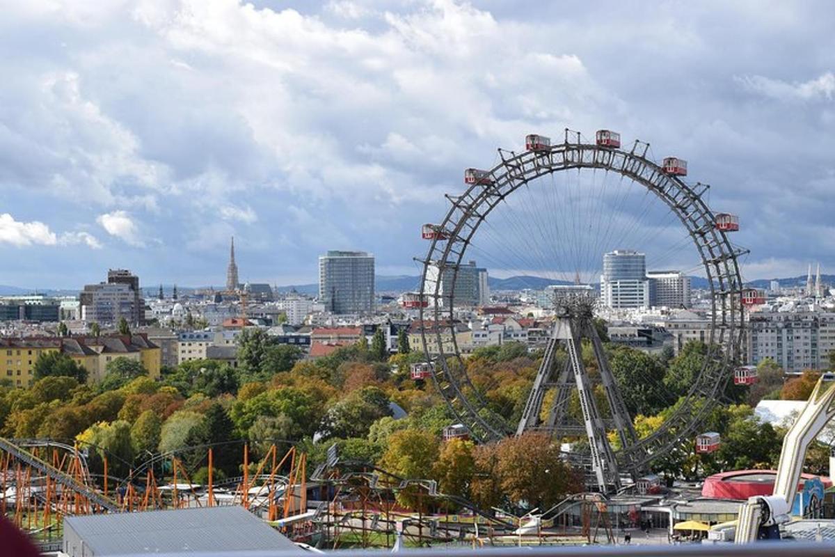 una grande ruota panoramica in una città con edifici