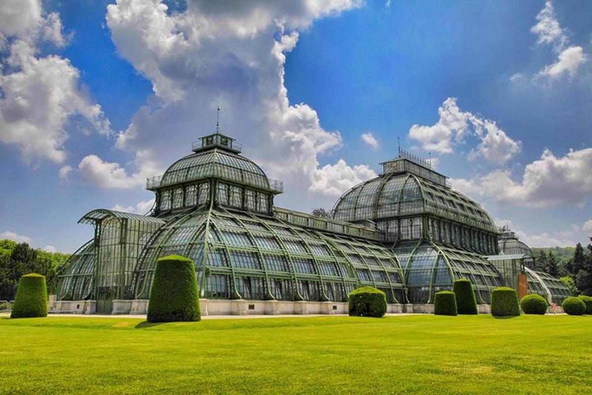 un grande edificio di vetro in un campo d'erba