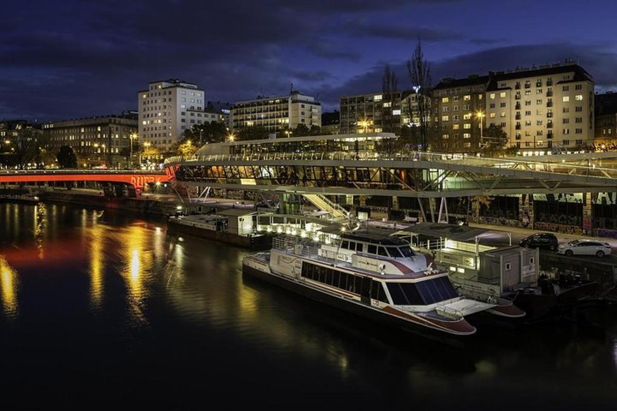 una barca attraccata a un porto turistico in una città di notte