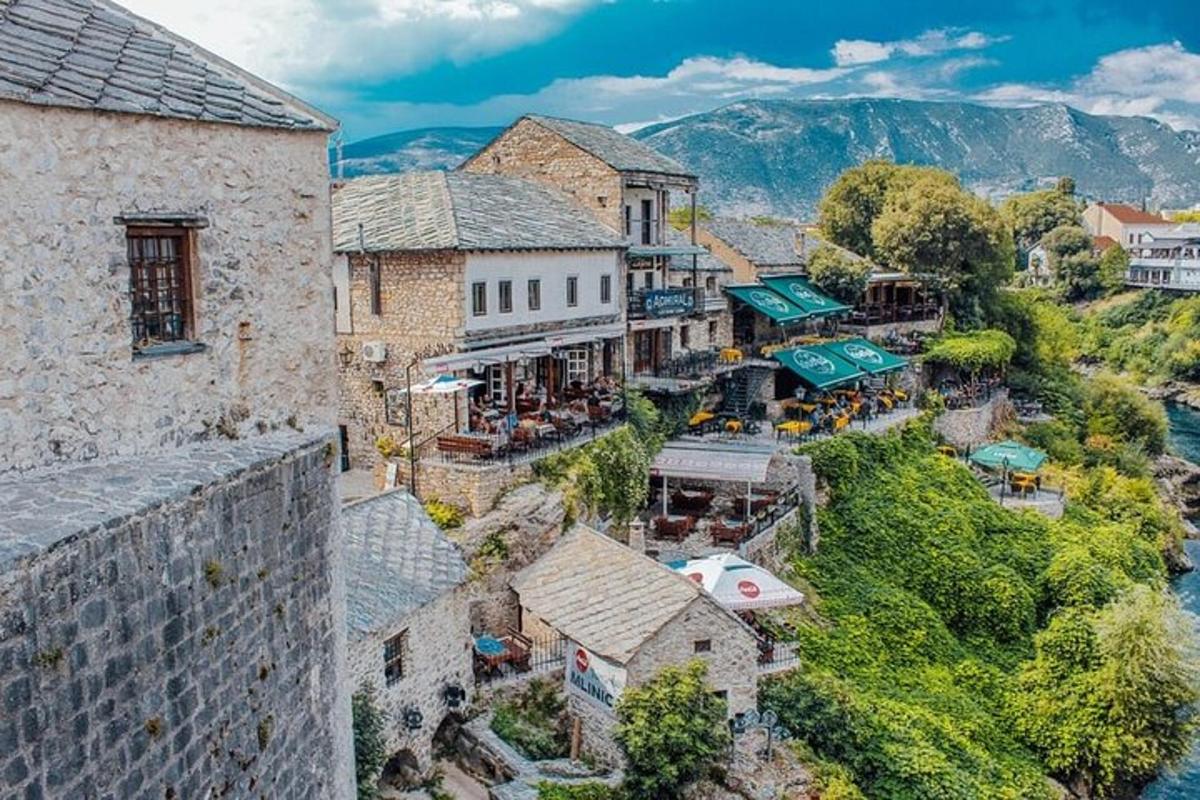 Zračni pogled na mesto z reko in stavbami