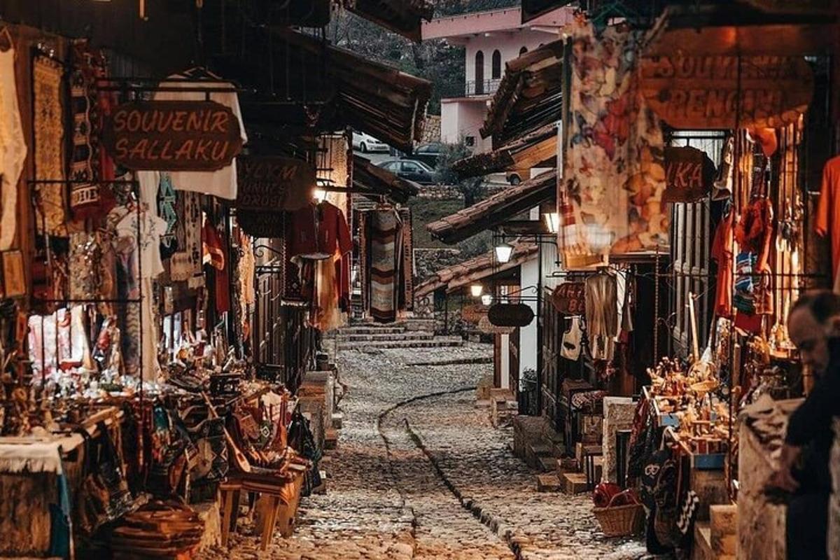 ulica na tržnici z veliko trgovinami