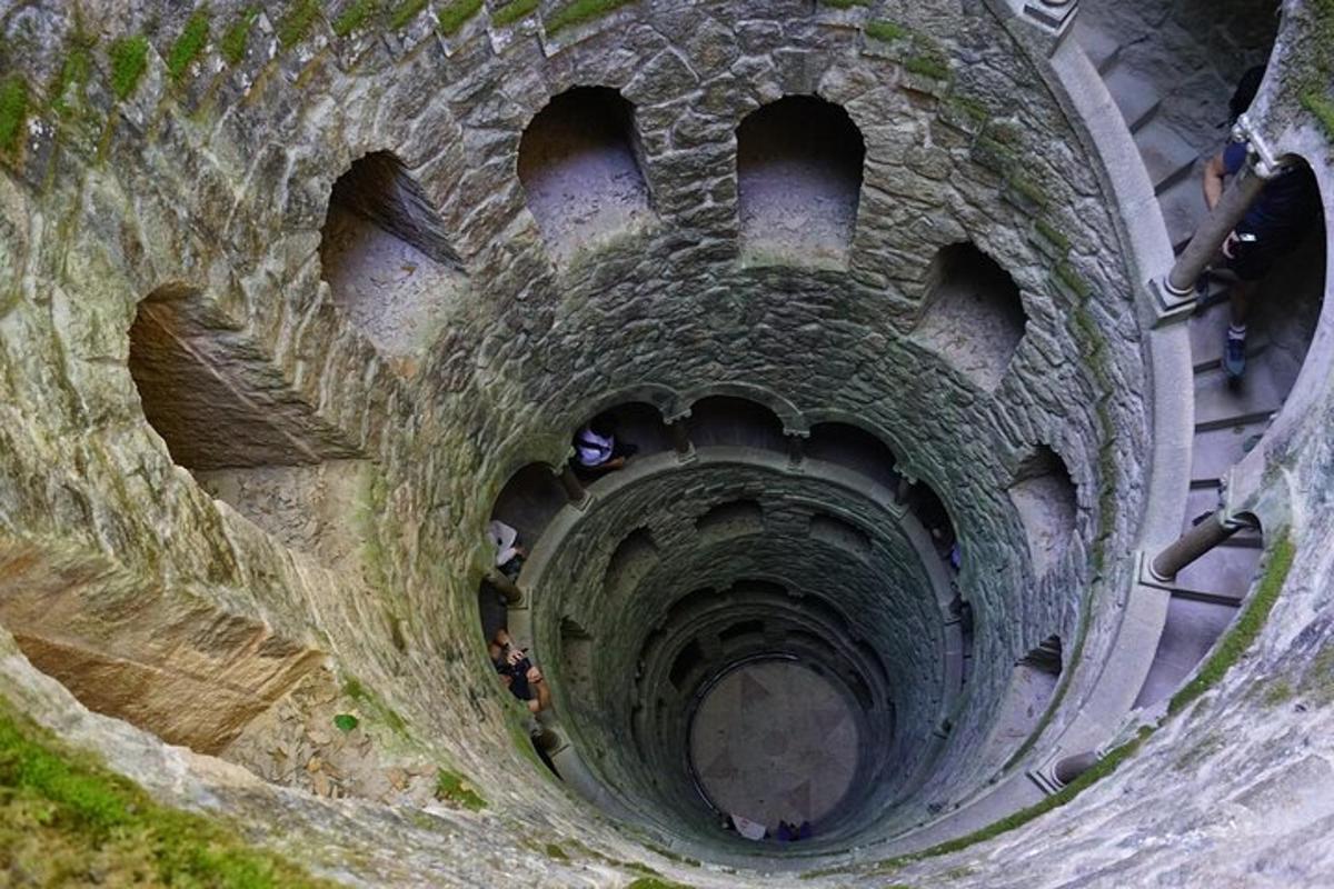 velký kamenný tunel, skrz který procházejí lidé
