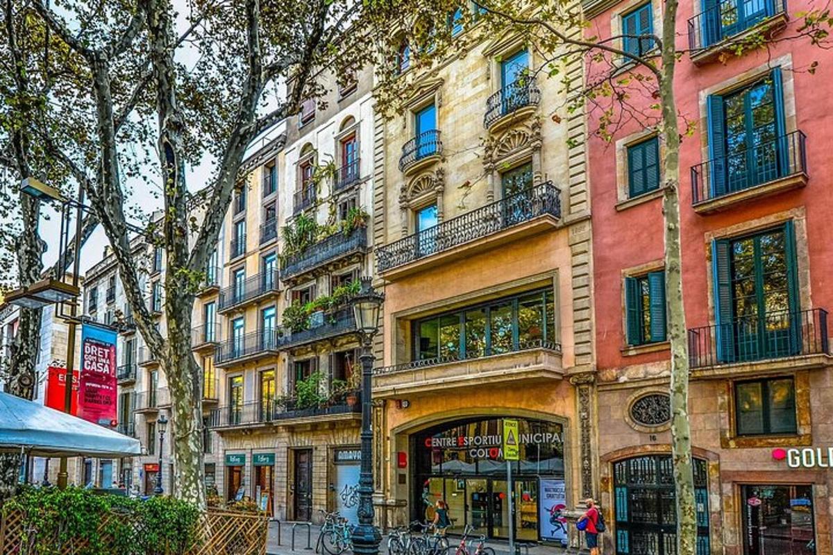 vysoká budova s balkony na městské ulici