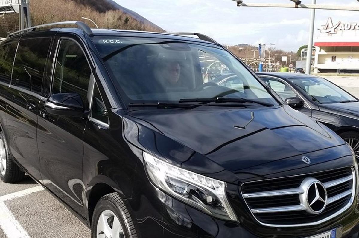un furgone Mercedes nero parcheggiato in un parcheggio
