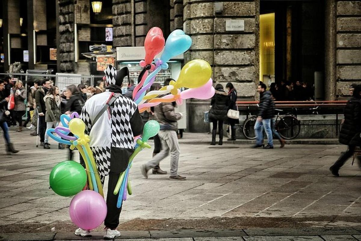 o persoană costumată care ține în mână un buchet de baloane